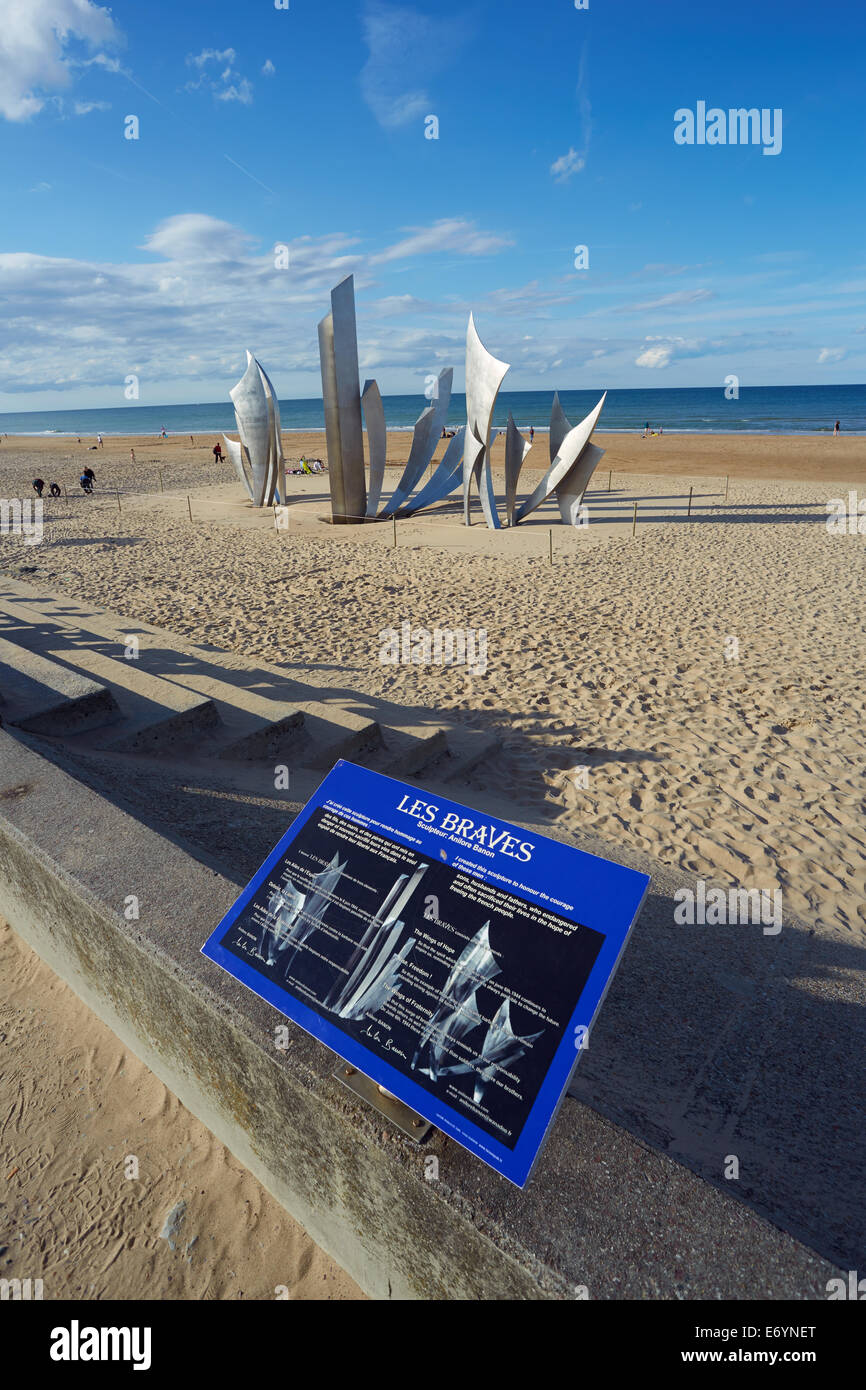 Omaha Beach, Normandie, Frankreich mit der Festschrift Skulptur "Les Braves" von Künstlerin Anilore Banon Stockfoto
