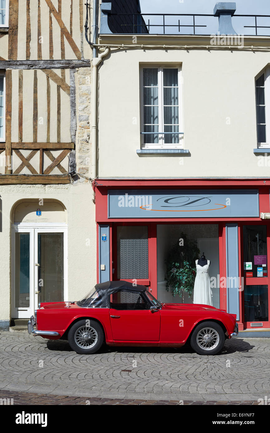 Ein klassischer Triumph TR4-Sportwagen geparkt in Domfront, Normandie, Frankreich. Stockfoto