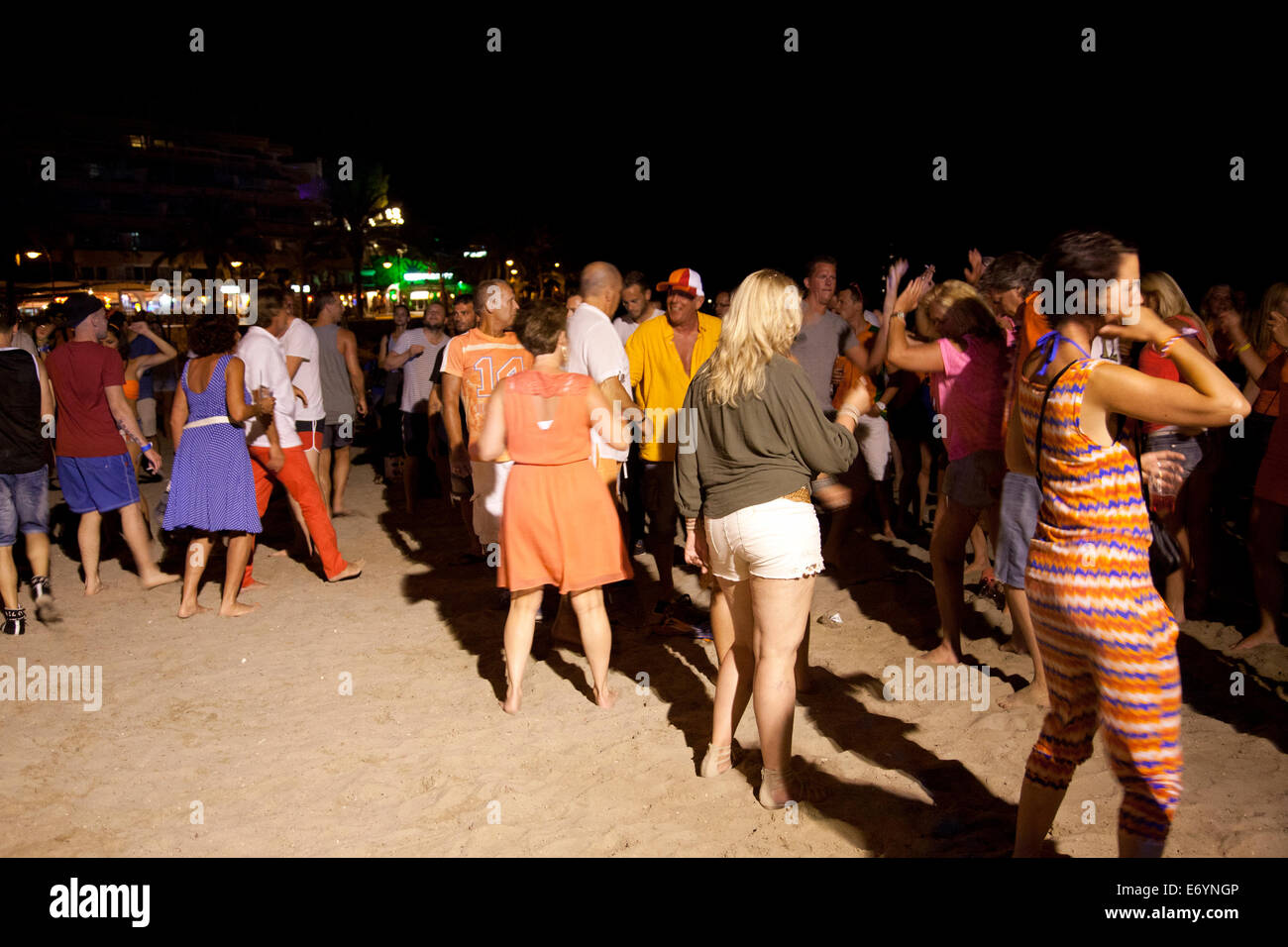Beach-Party feiern Sant Joan und Sommersonnenwende am Strand von Figueretas auf Ibiza Stockfoto