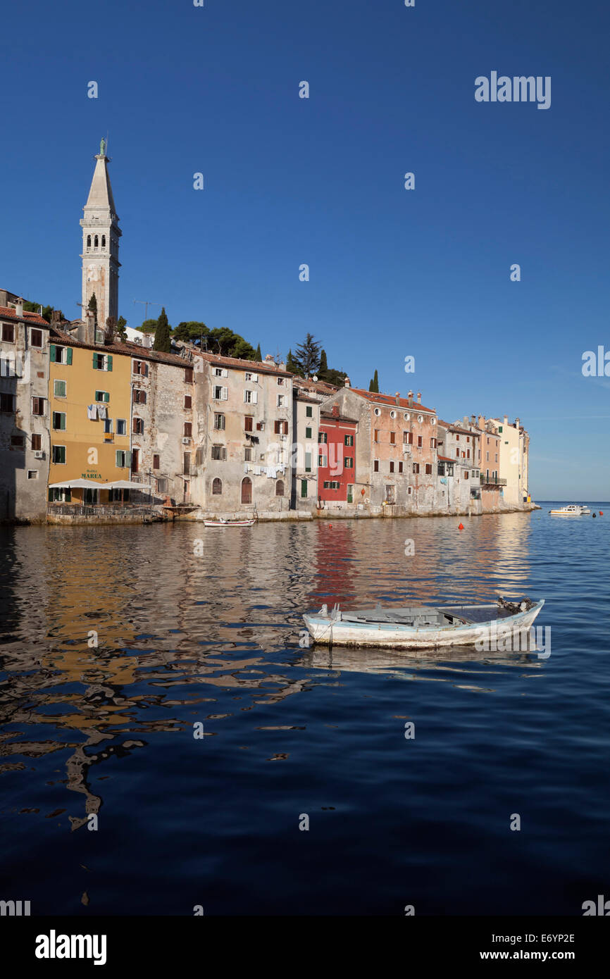 Old Town Waterfront und Campanile der Kathedrale der Heiligen Euphemia in Rovinj, Istrien, Kroatien Stockfoto