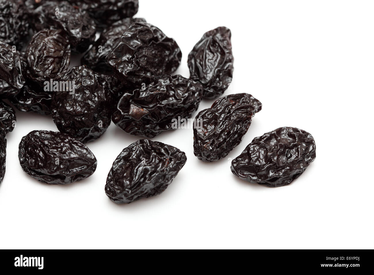 Getrocknete Pflaumen auf weißem Hintergrund. Selektiven Fokus. SDOF. Closeup. Stockfoto