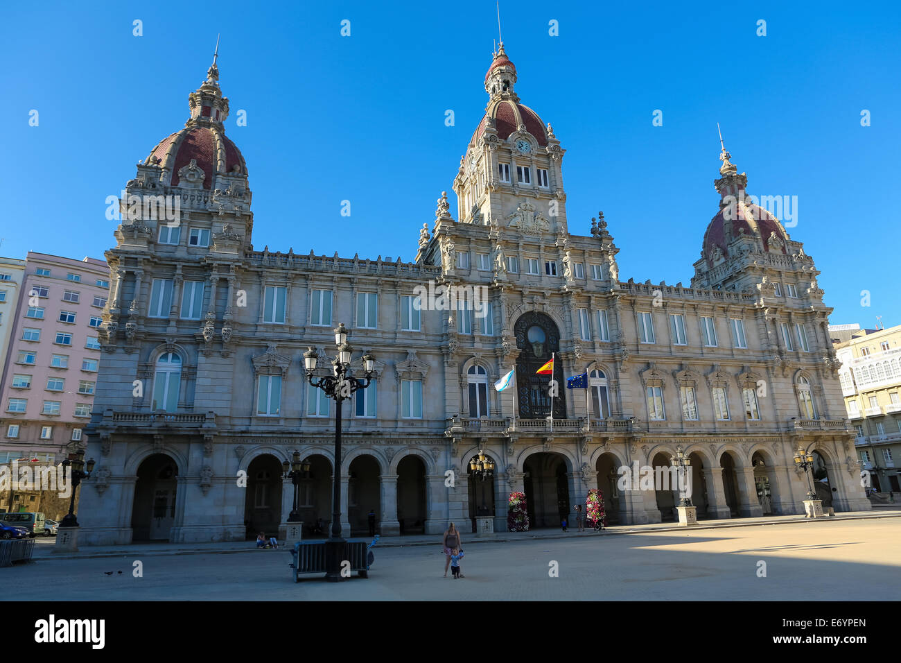 A Coruña, Spanien - 30. Juli 2014: Blick auf das berühmte Rathaus von A Coruna, Galicien, Spanien. Stockfoto