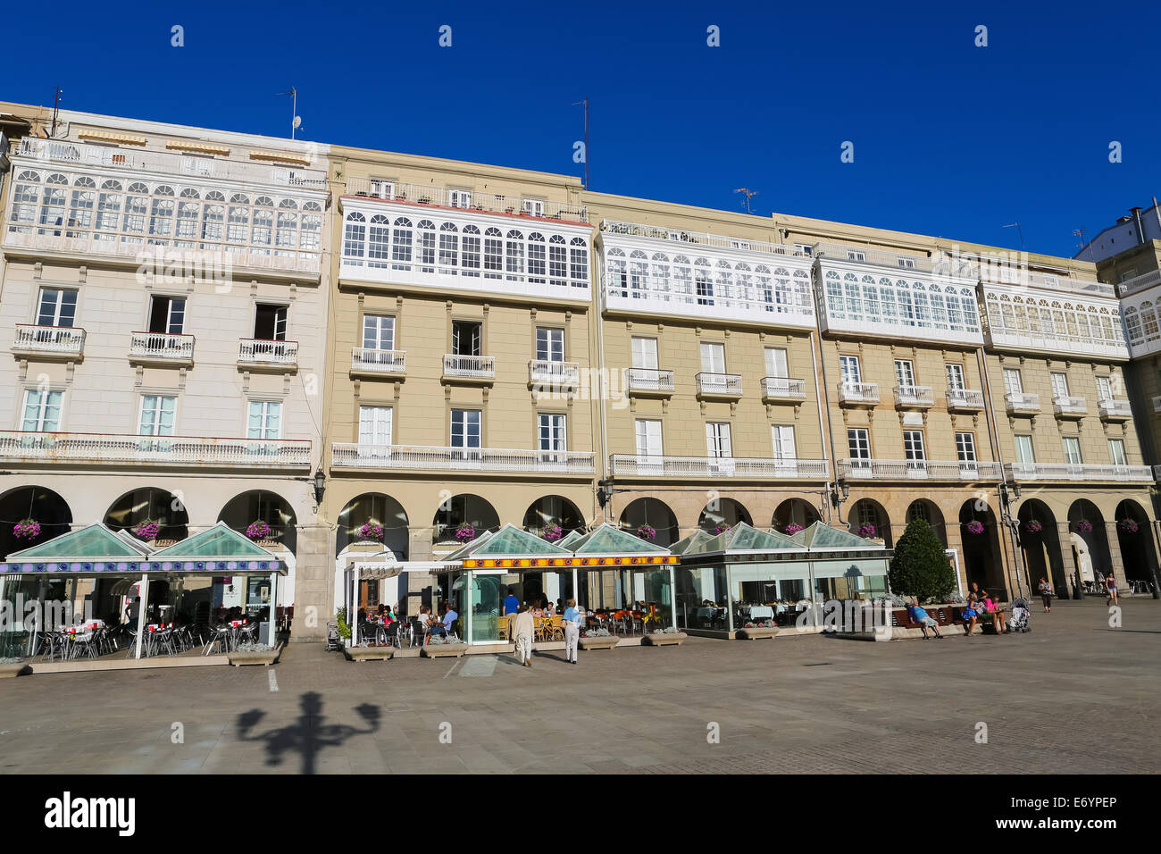 A Coruña, Spanien - 30. Juli 2014: Blick auf die berühmte Architektur mit Glas Balkone neben dem Rathaus am Maria Pita Quadrat Stockfoto