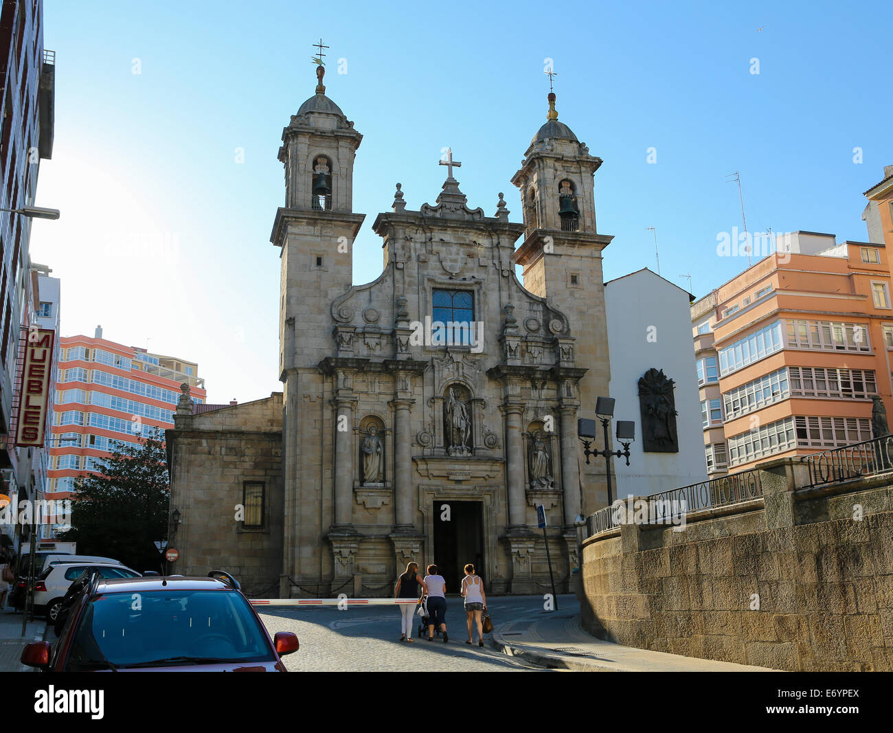 Iglesia de San Jorge oder Kirche des Heiligen Georg ist im barocken Stil und ein Wahrzeichen von A Coruna, Galicien, Spanien gebaut. Stockfoto