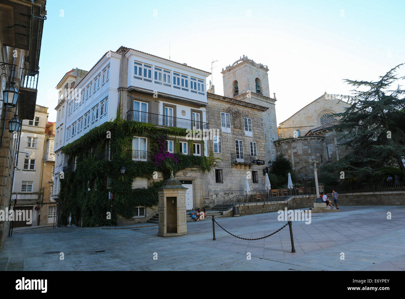 A Coruña, Spanien - 30. Juli 2014: Blick auf die berühmte Architektur mit Glas Balkone in der Nähe von Maria Pita Platz in A Coruna, Galici Stockfoto