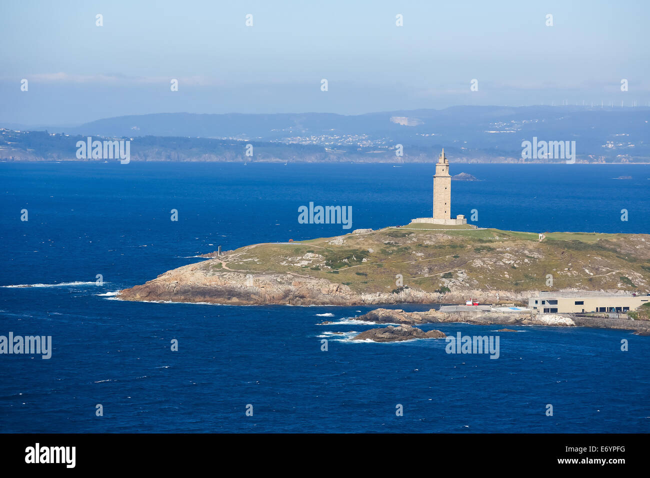 Blick auf den berühmten Leuchtturm oder Hercules Tower von A Coruna, Galicien, Spanien. Dieser Leuchtturm ist mehr als 1900 Jahre alt und ist Stockfoto