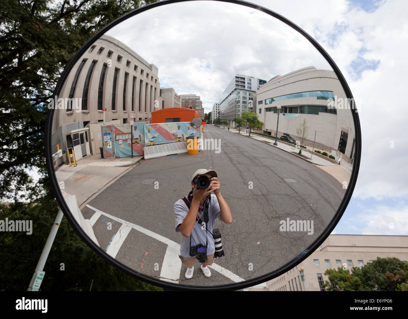 Reflexion des Fotografen in konvexe Spiegel - USA Stockfoto