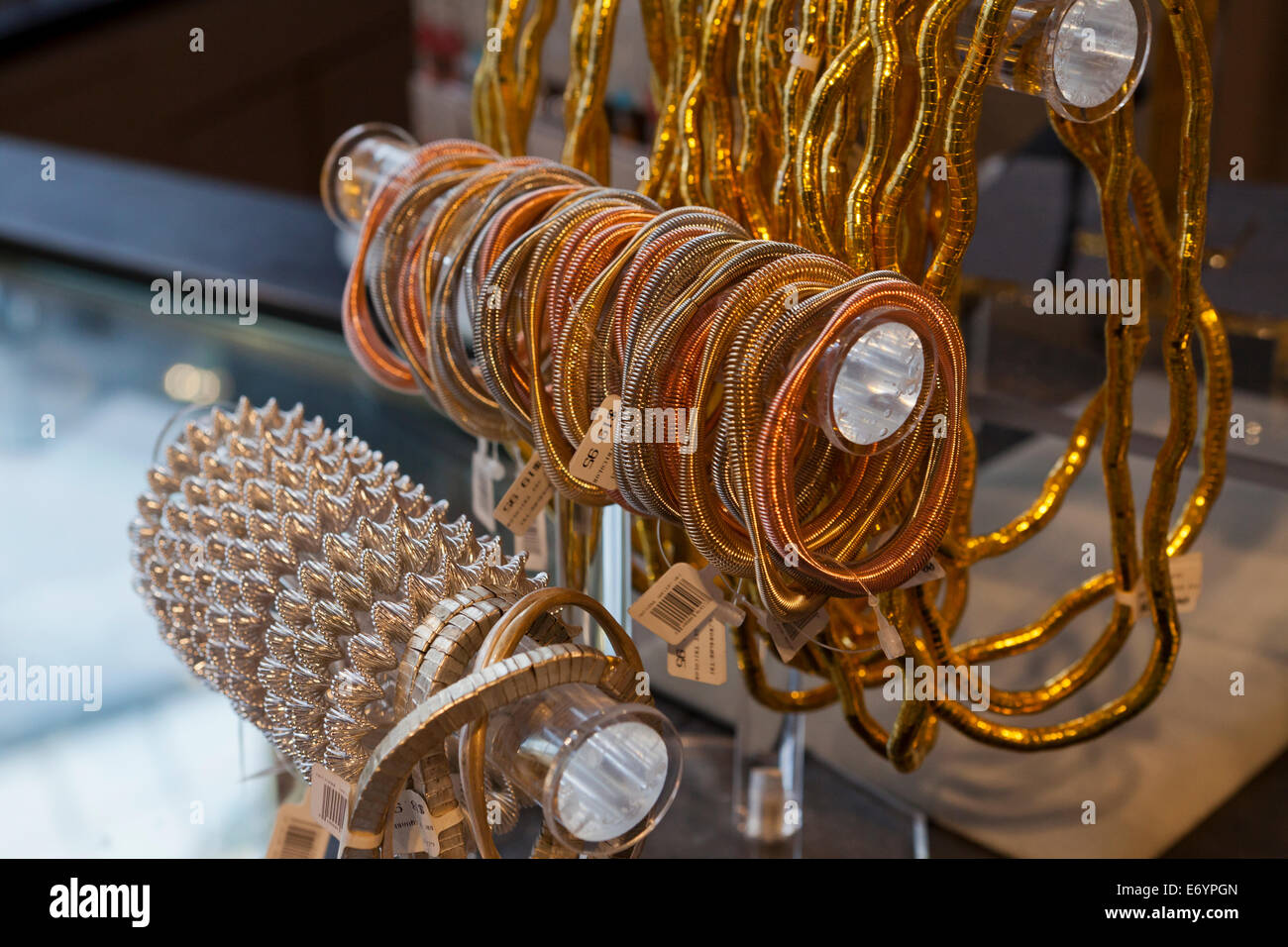 Messing-Armbänder auf dem Display im Kaufhaus - USA Stockfoto