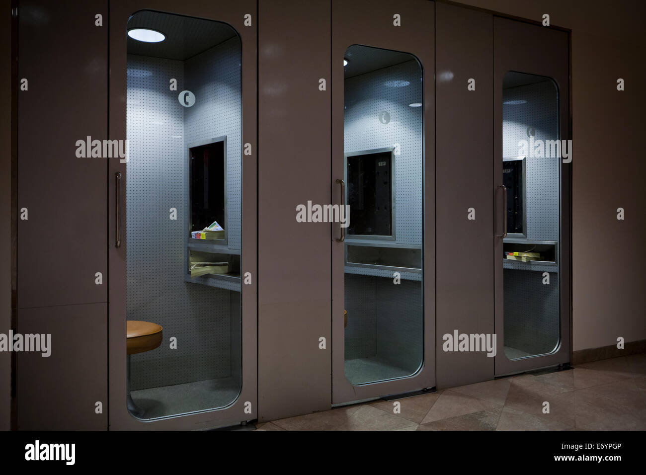Geschlossenen öffentlichen Telefonzellen ohne Handys - USA Stockfoto