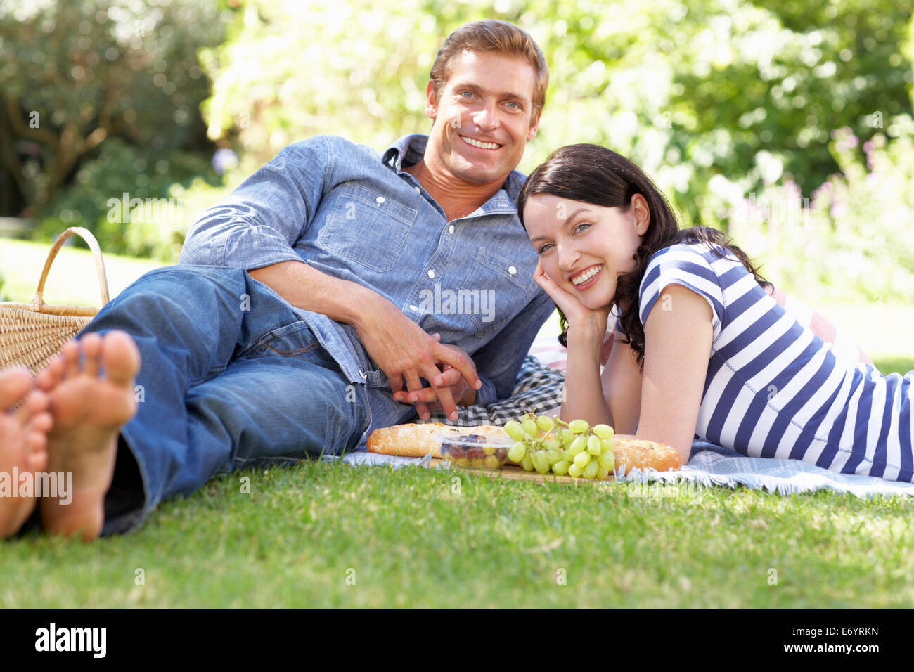 Paar im Park mit Picknick Stockfoto