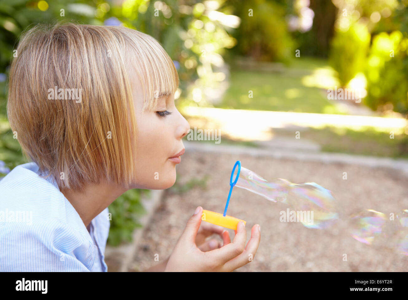 Junges Mädchen bläst Seifenblasen Stockfoto