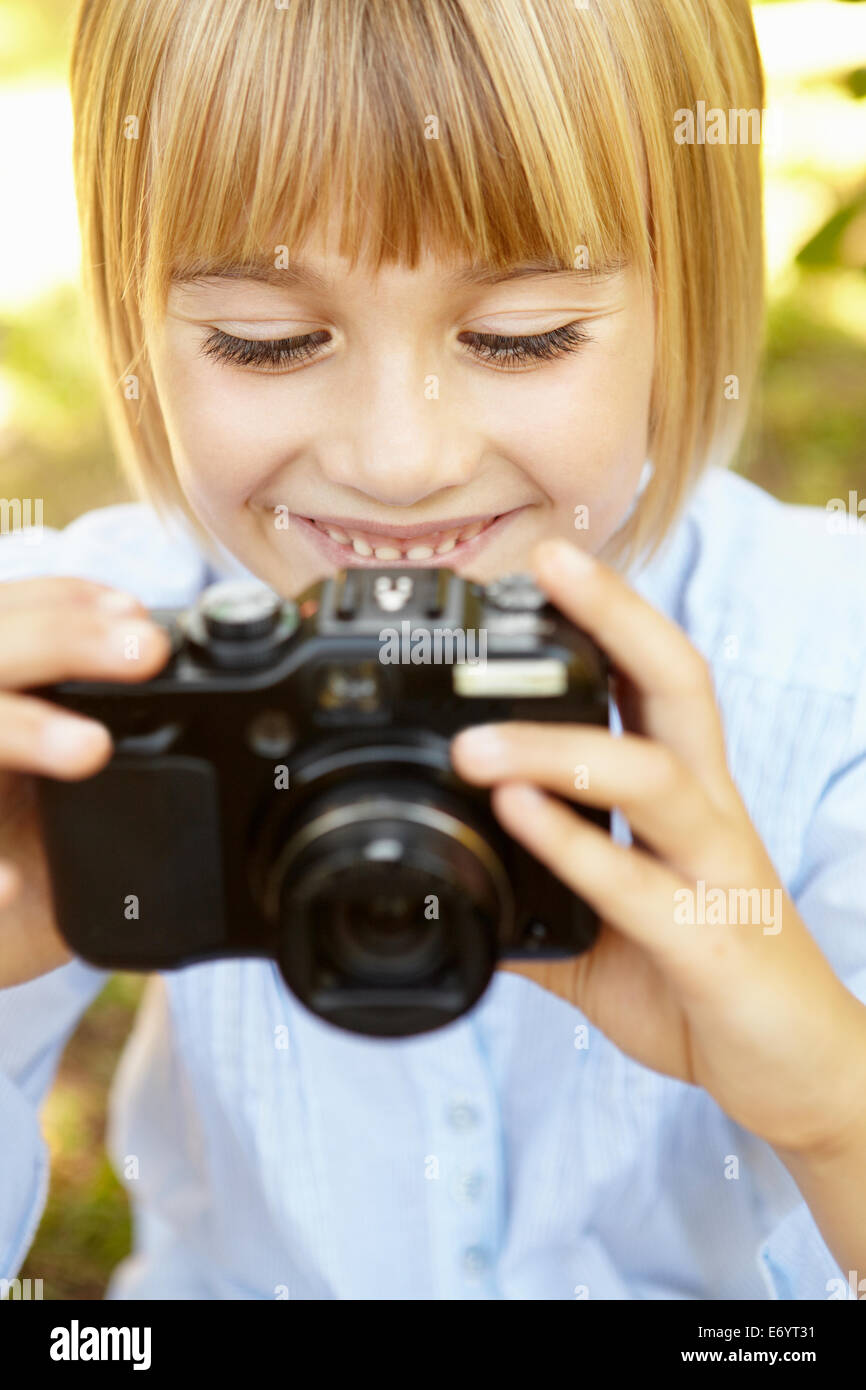 Junges Mädchen halten Kamera Stockfoto