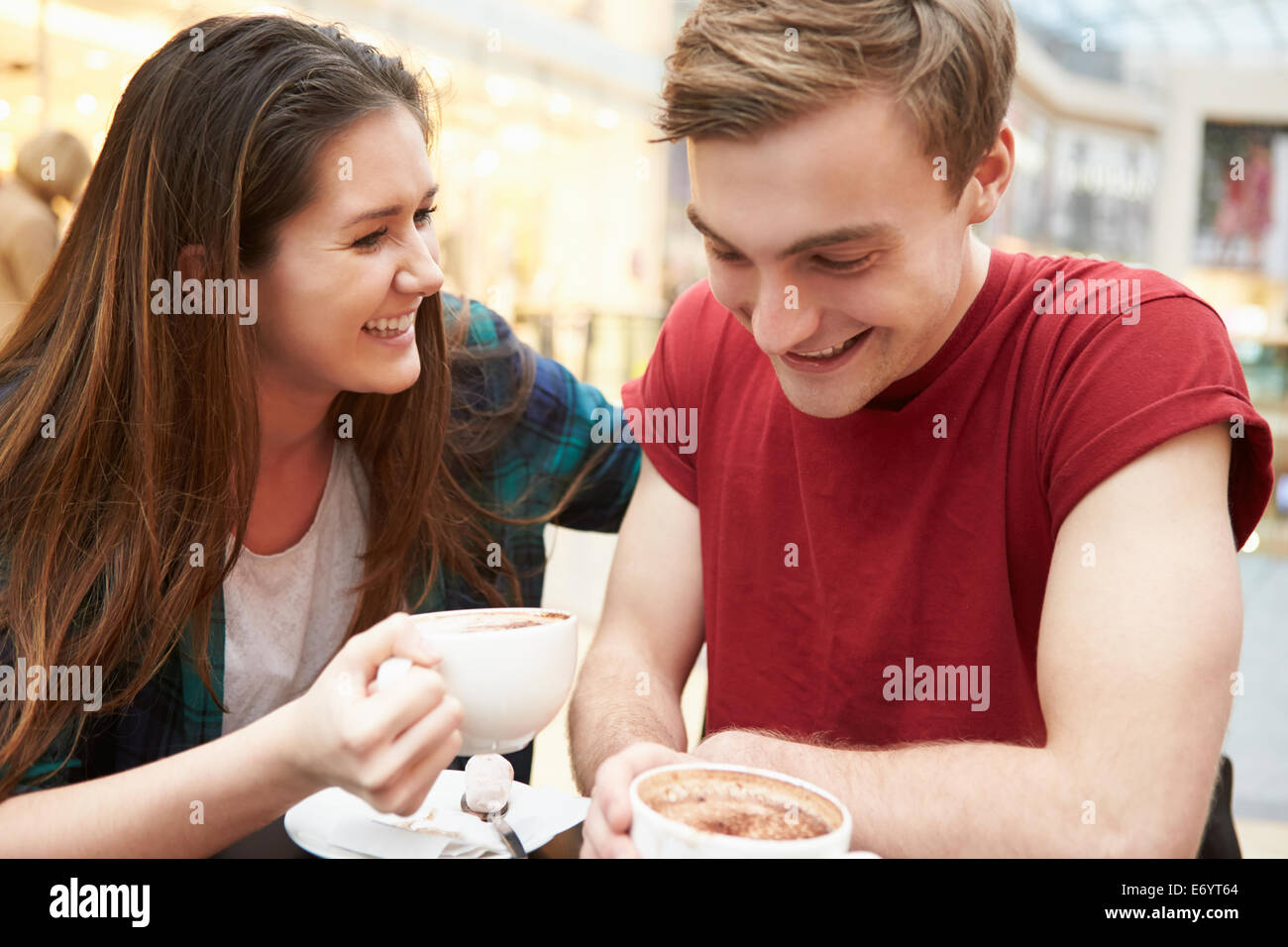 Junges Paar treffen am Tag im Café Stockfoto