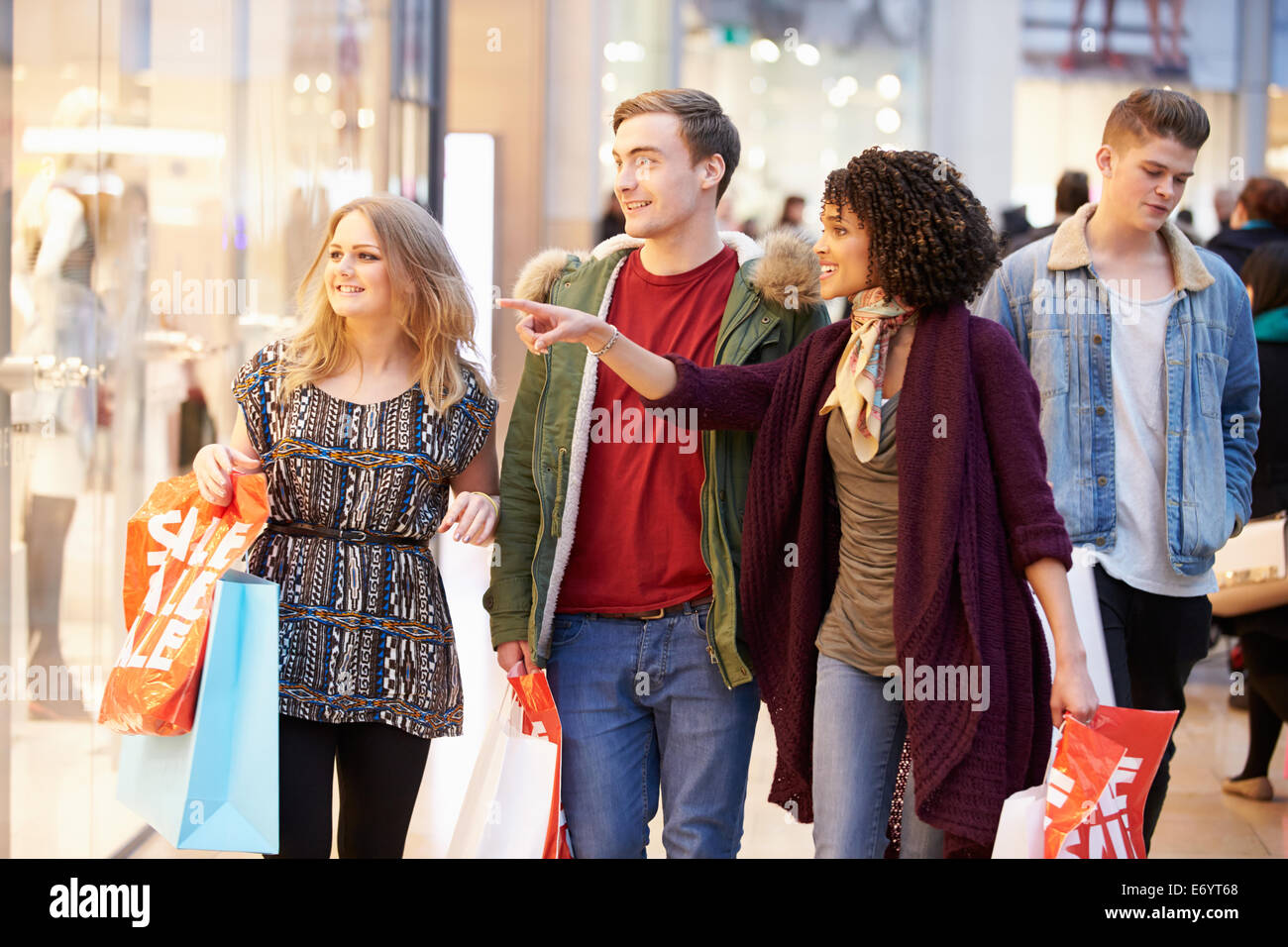 Gruppe junger Freunde zusammen In der Mall einkaufen Stockfoto