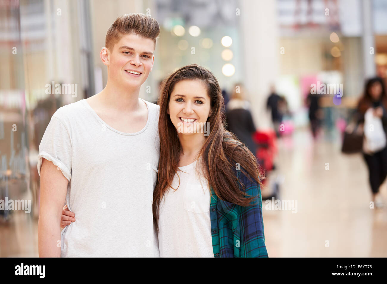 Junges Paar Einkaufszentrum Mall zusammen Stockfoto