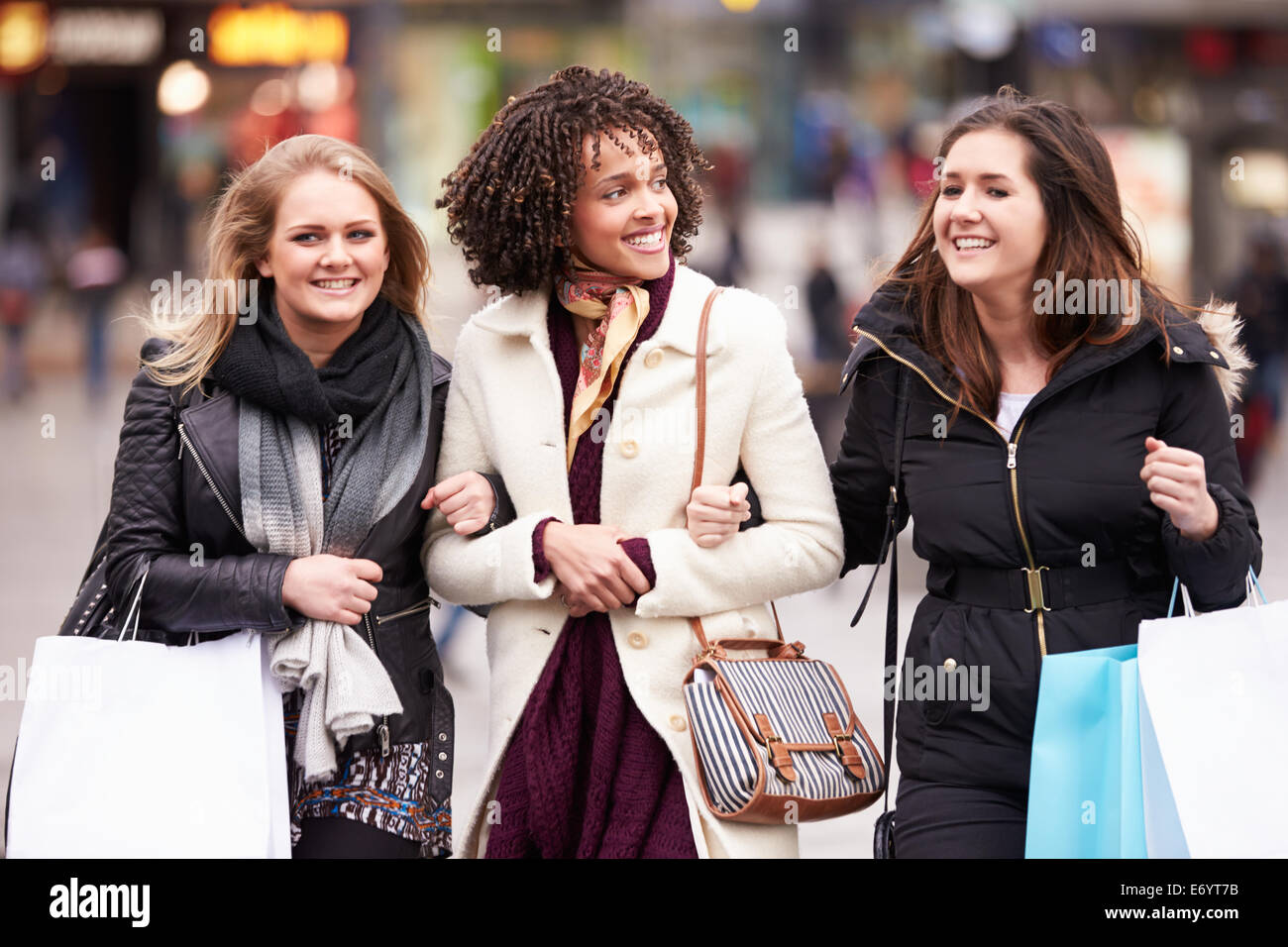 Drei Freundinnen im freien zusammen einkaufen Stockfoto