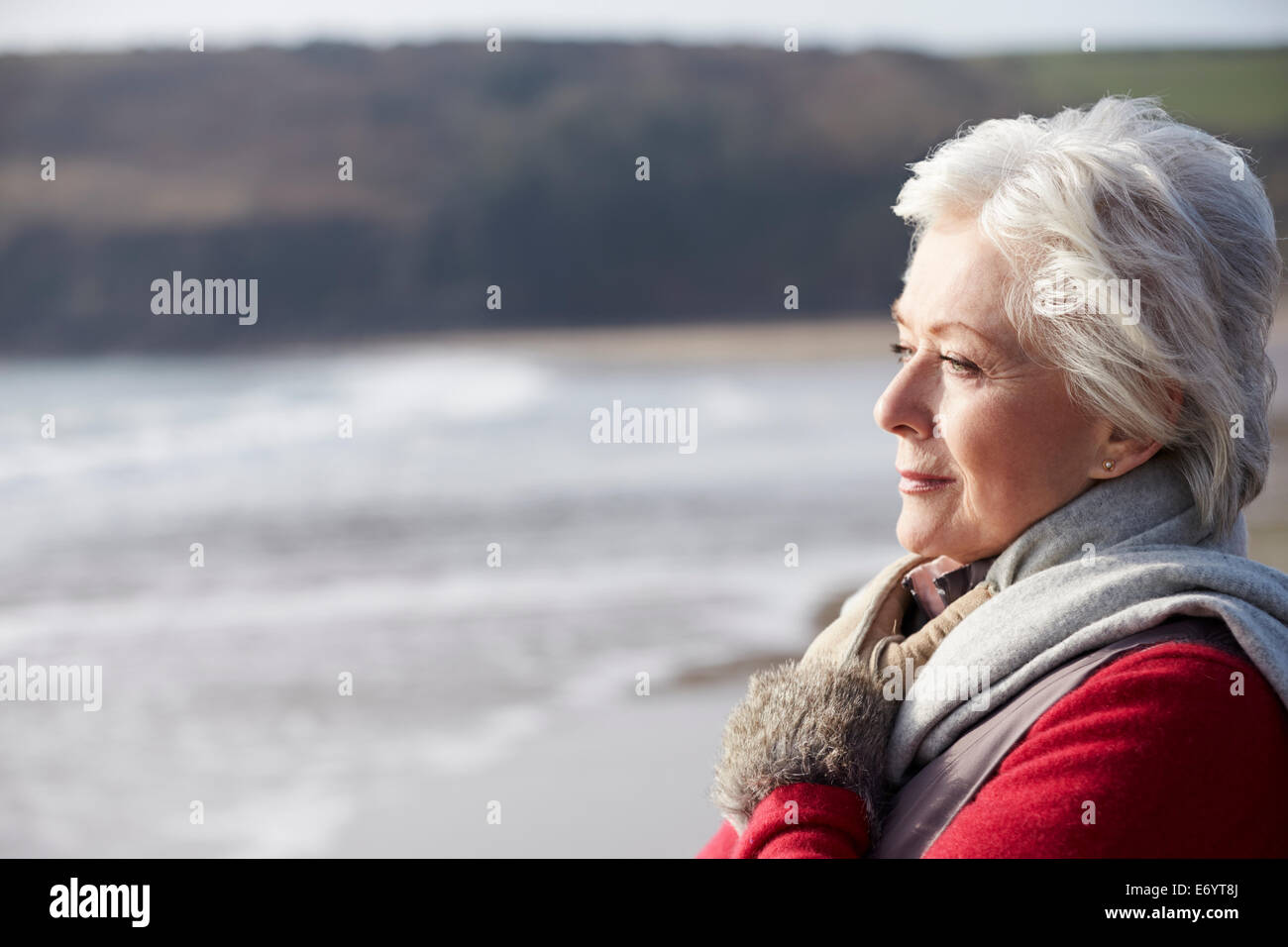 Senior Woman Walking On Winter Beach Stockfoto