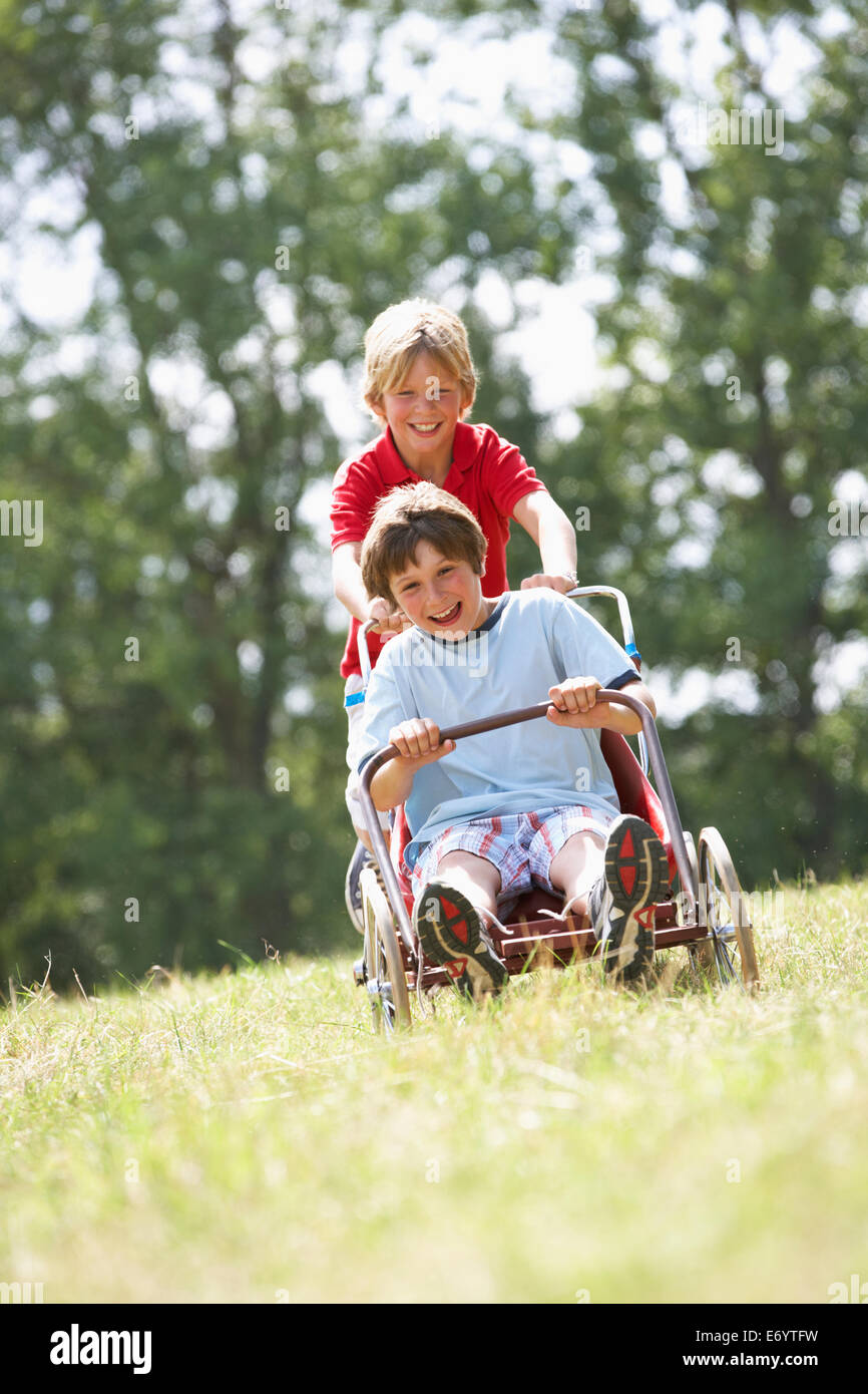 Jungen spielen mit go-kart Stockfoto