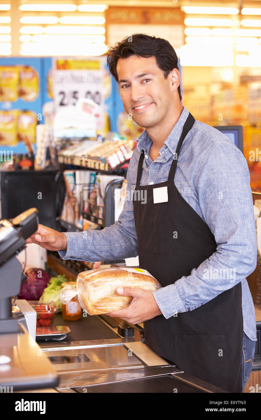 Supermarkt-Kasse-Arbeiter Stockfoto