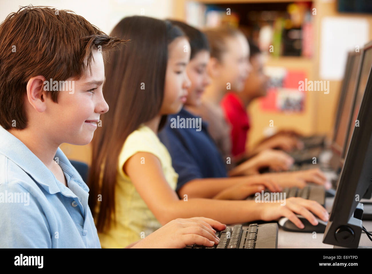 Schüler, die auf dem Computer arbeiten Stockfoto