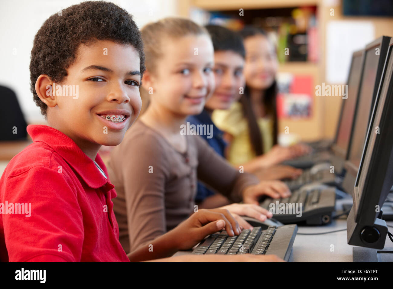 Schüler, die auf dem Computer arbeiten Stockfoto