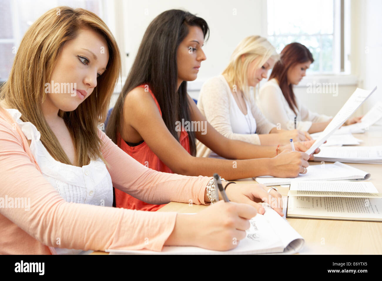 Schüler in der Klasse Stockfoto