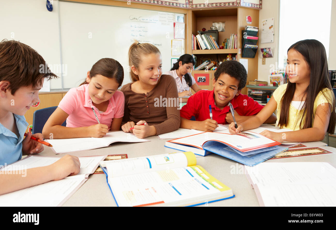 Lehrer und Schüler in der Klasse Stockfoto