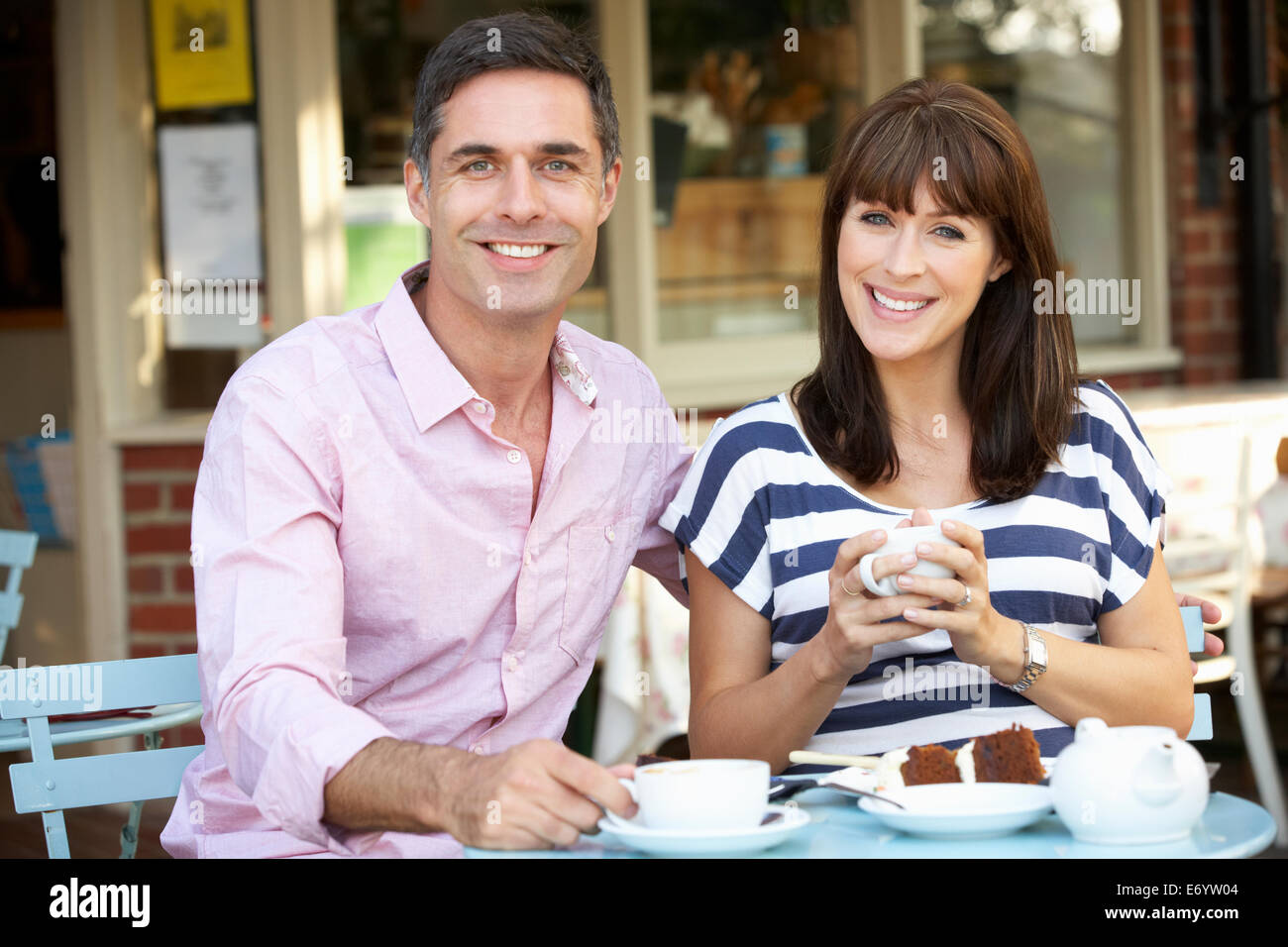 Paar sitzt vor café Stockfoto