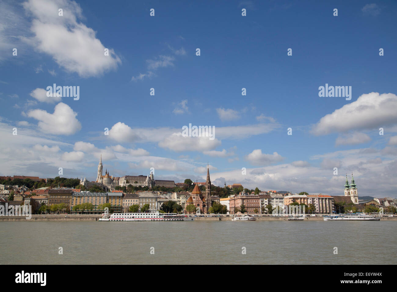 Ungarn, Budapest, Überblick über die Donau mit Castle Hill im Hintergrund Stockfoto