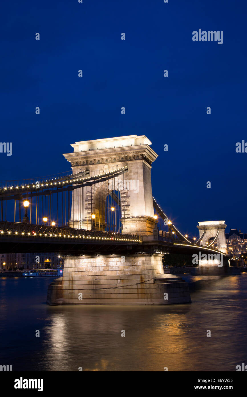 Ungarn, Budapest, Kettenbrücke, spät am Abend Stockfoto