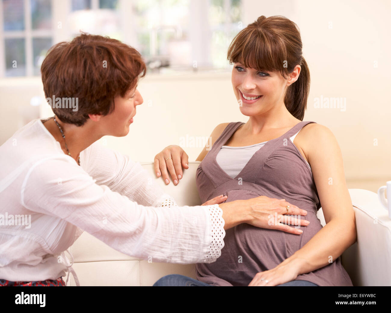 Schwangere Frau im Gespräch mit Hebamme Stockfoto