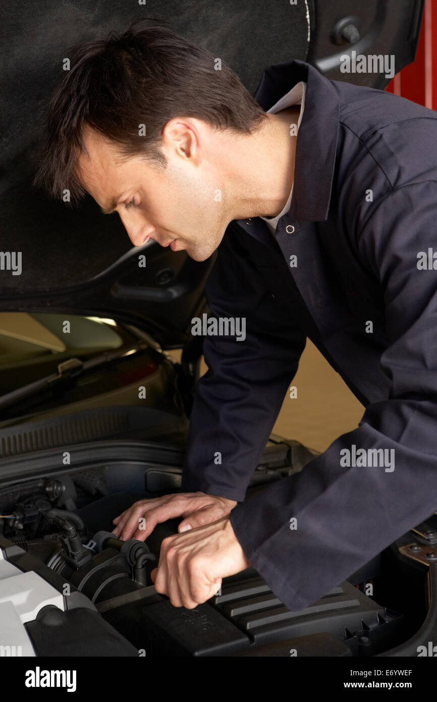 Mechaniker bei der Arbeit Stockfoto