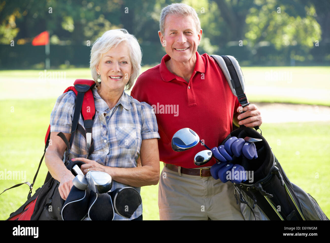 Älteres Paar auf Golfplatz Stockfoto