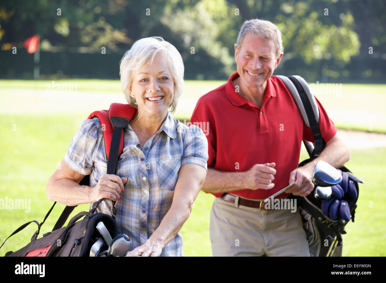 Älteres Paar auf Golfplatz Stockfoto