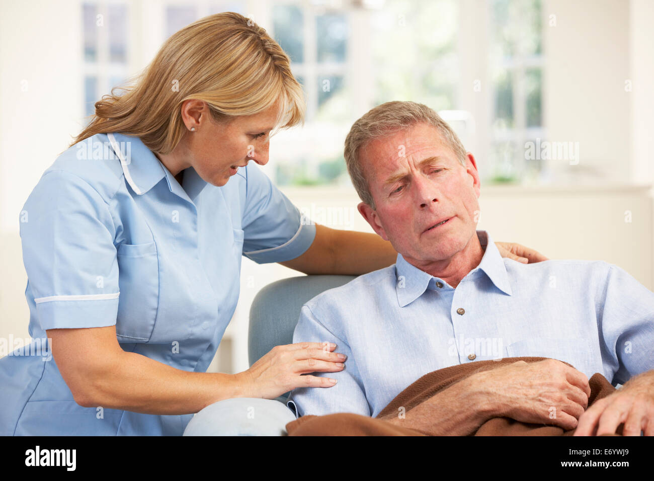 Ältere Menschen zu Hause von Krankenschwester besucht Stockfoto