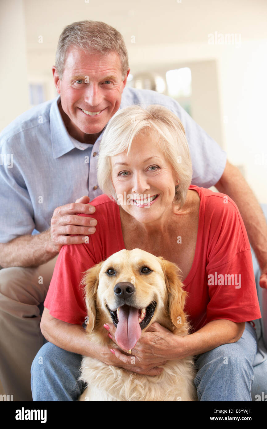 Ehepaar im Ruhestand zu Hause mit Hund Stockfoto