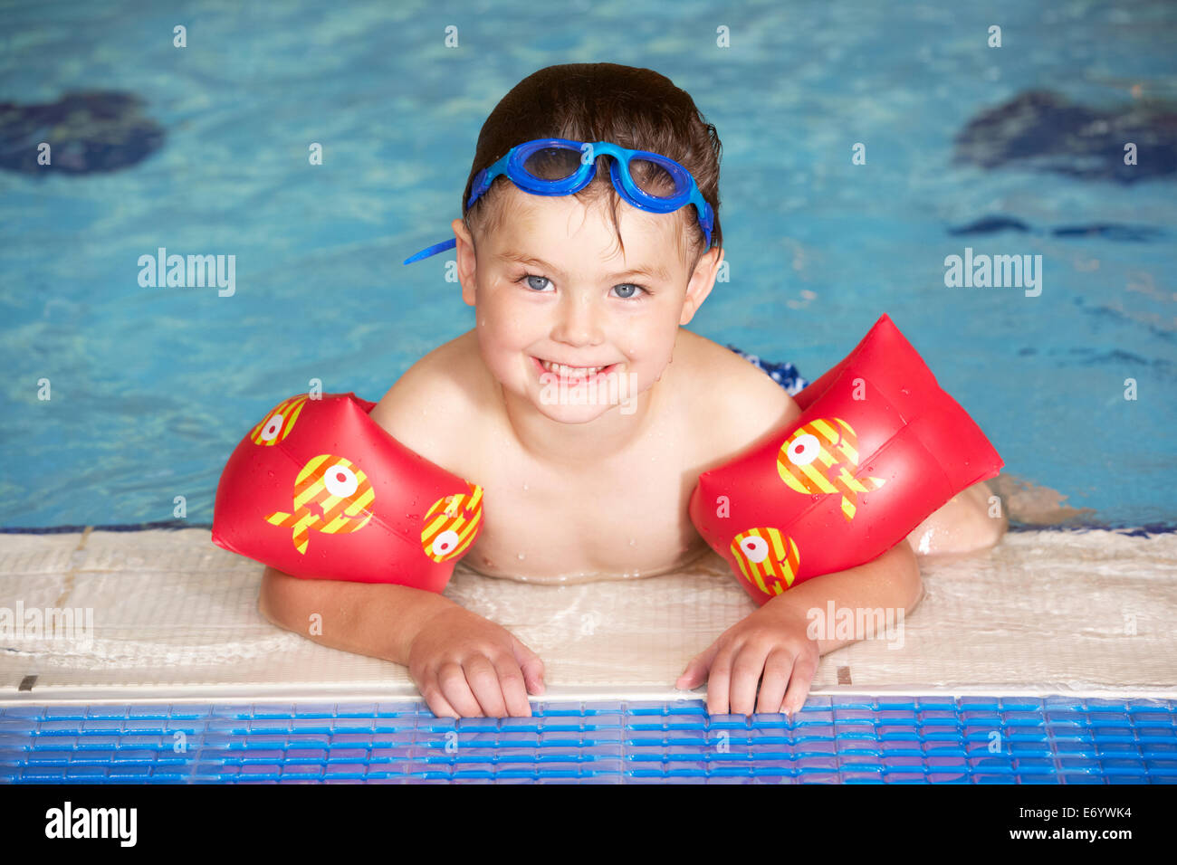 Kleiner Junge im Schwimmbad Stockfoto