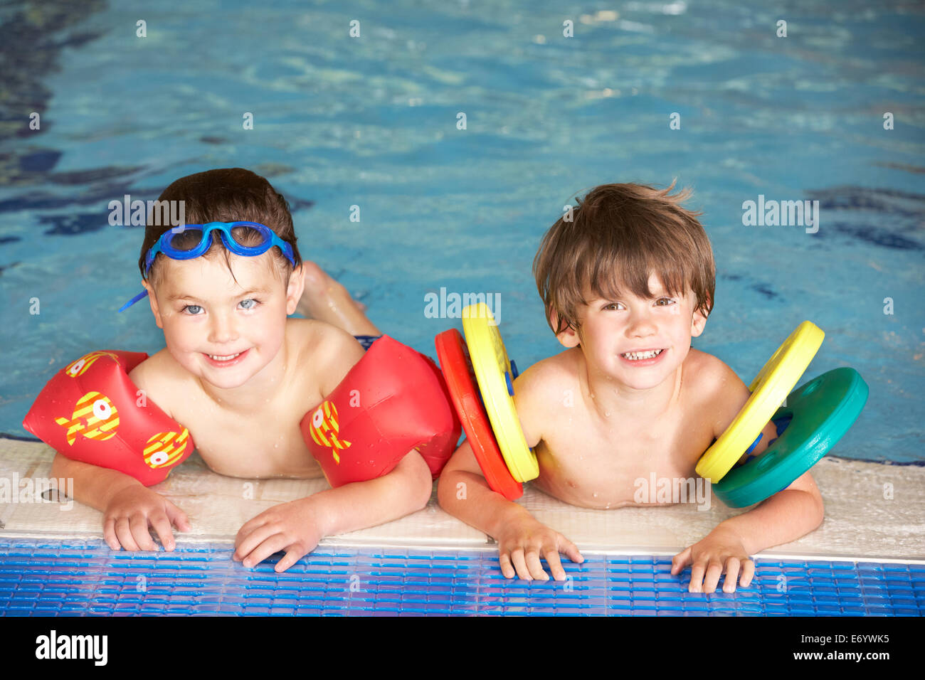 Jungen im Schwimmbad Stockfoto