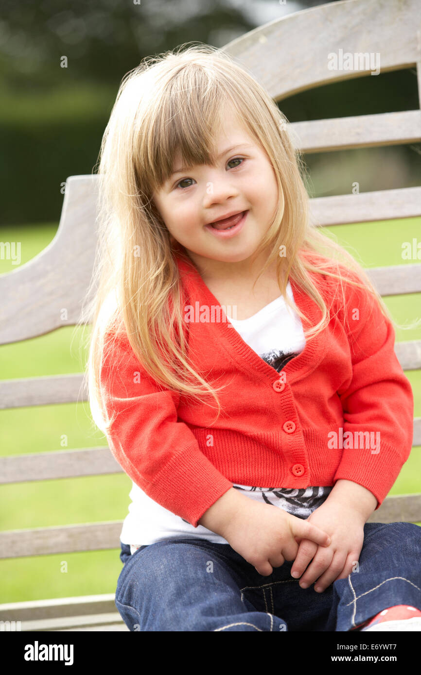 3-jähriges Mädchen mit Down-Syndrom Stockfoto