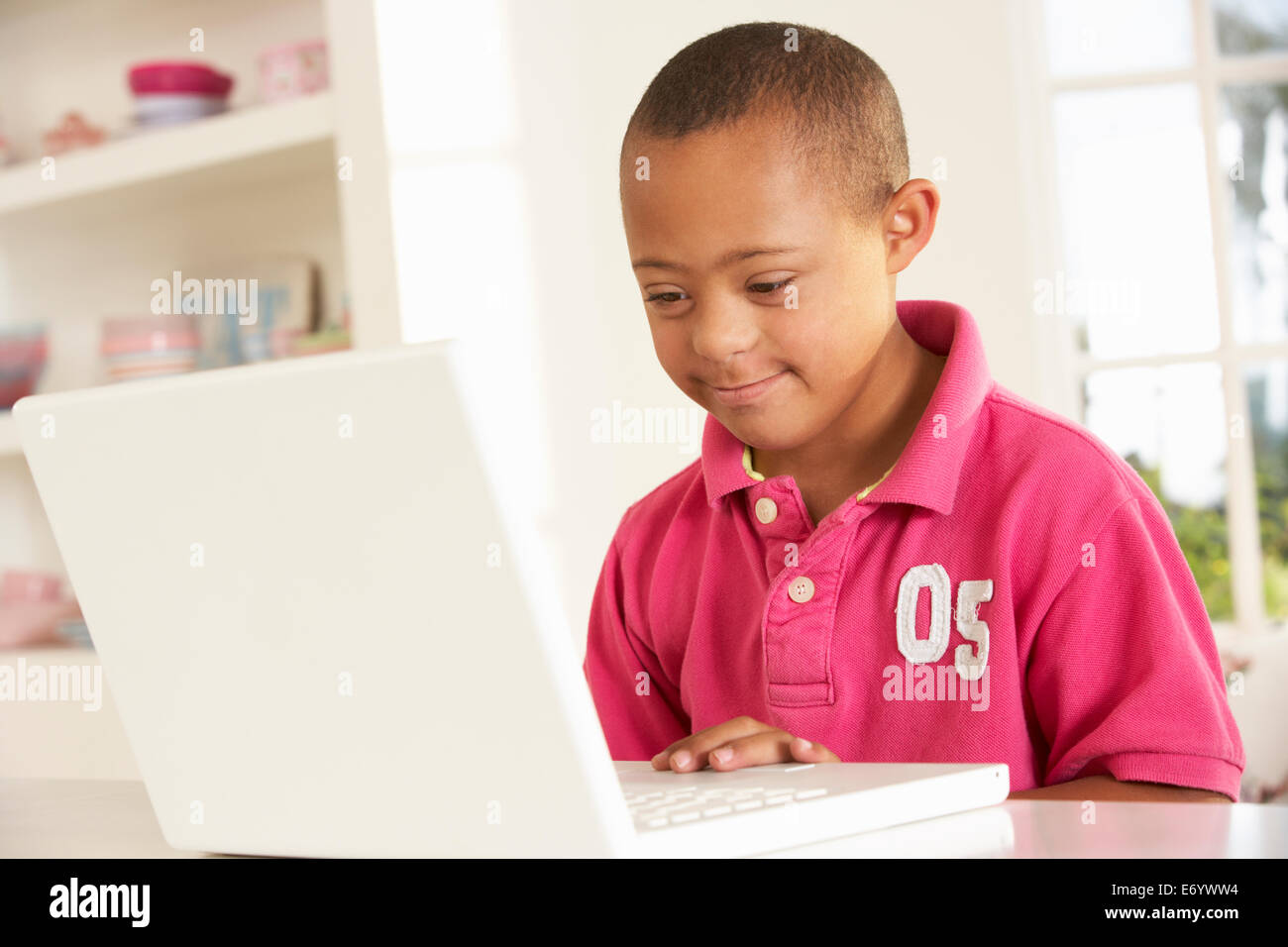 Down-Syndrom-junge mit laptop Stockfoto