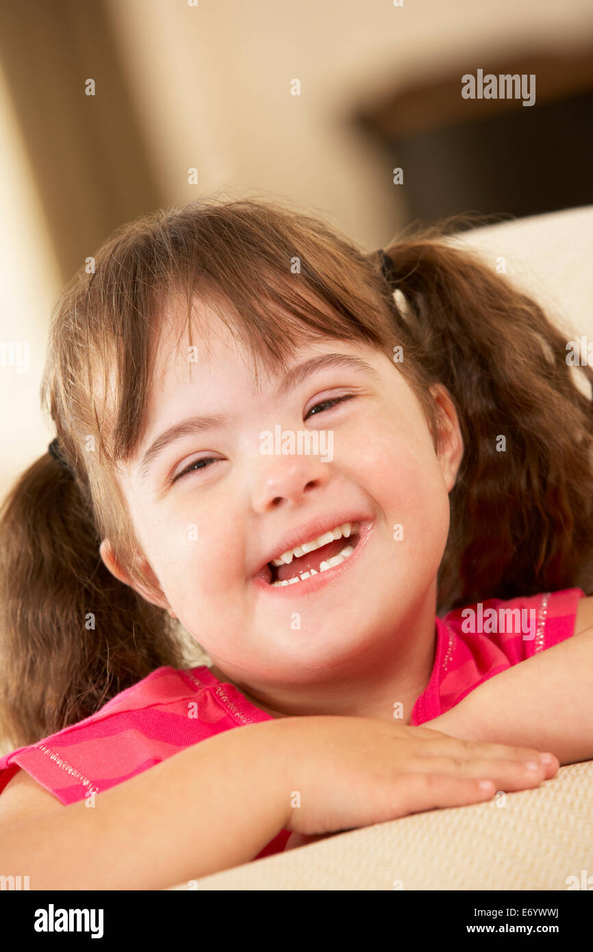 6 Jahre altes Mädchen mit Down-Syndrom Stockfoto