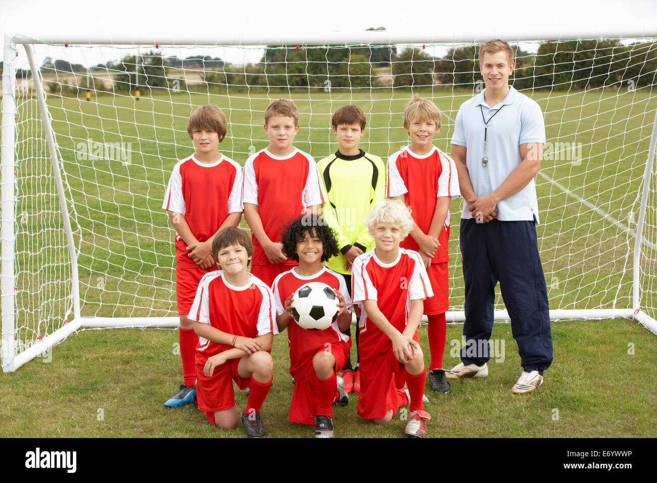 Junior Fußball Mannschaft und Trainer Porträt Stockfoto