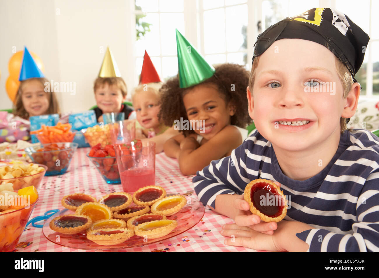 Kleinkinder Essen Marmelade Kuchen am Geburtstag feiern Stockfoto