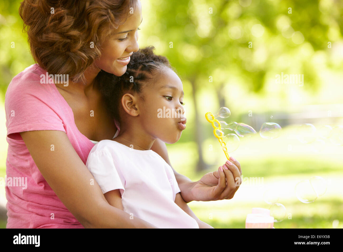 Mutter und Tochter Seifenblasen Stockfoto