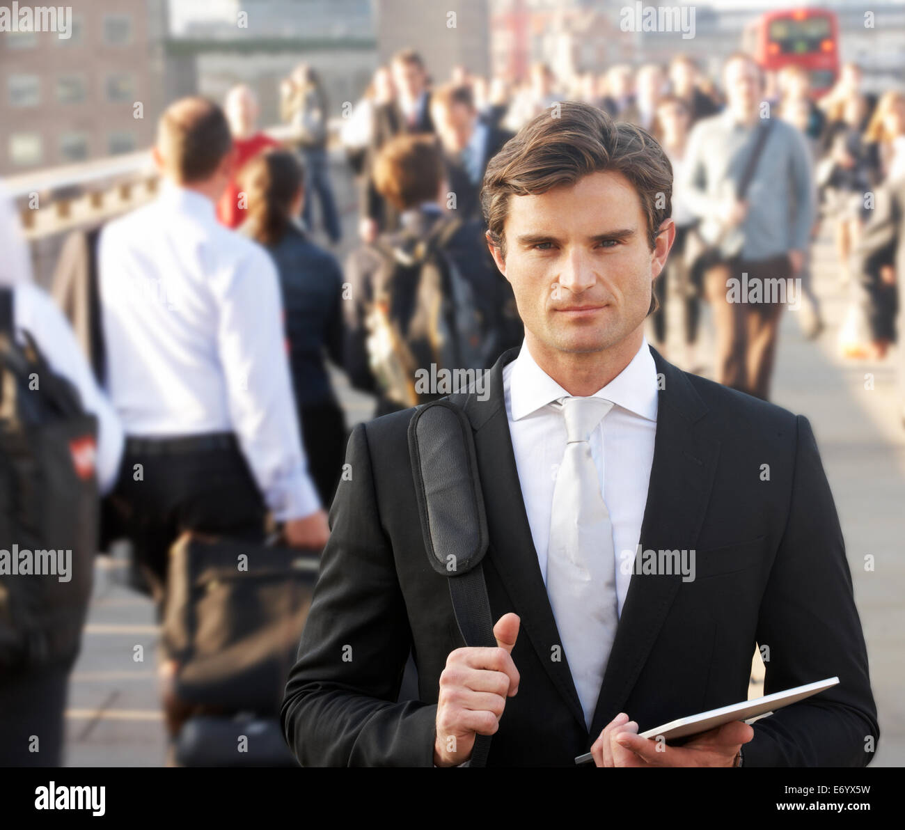 Männlichen Pendler in Menge mit tablet Stockfoto