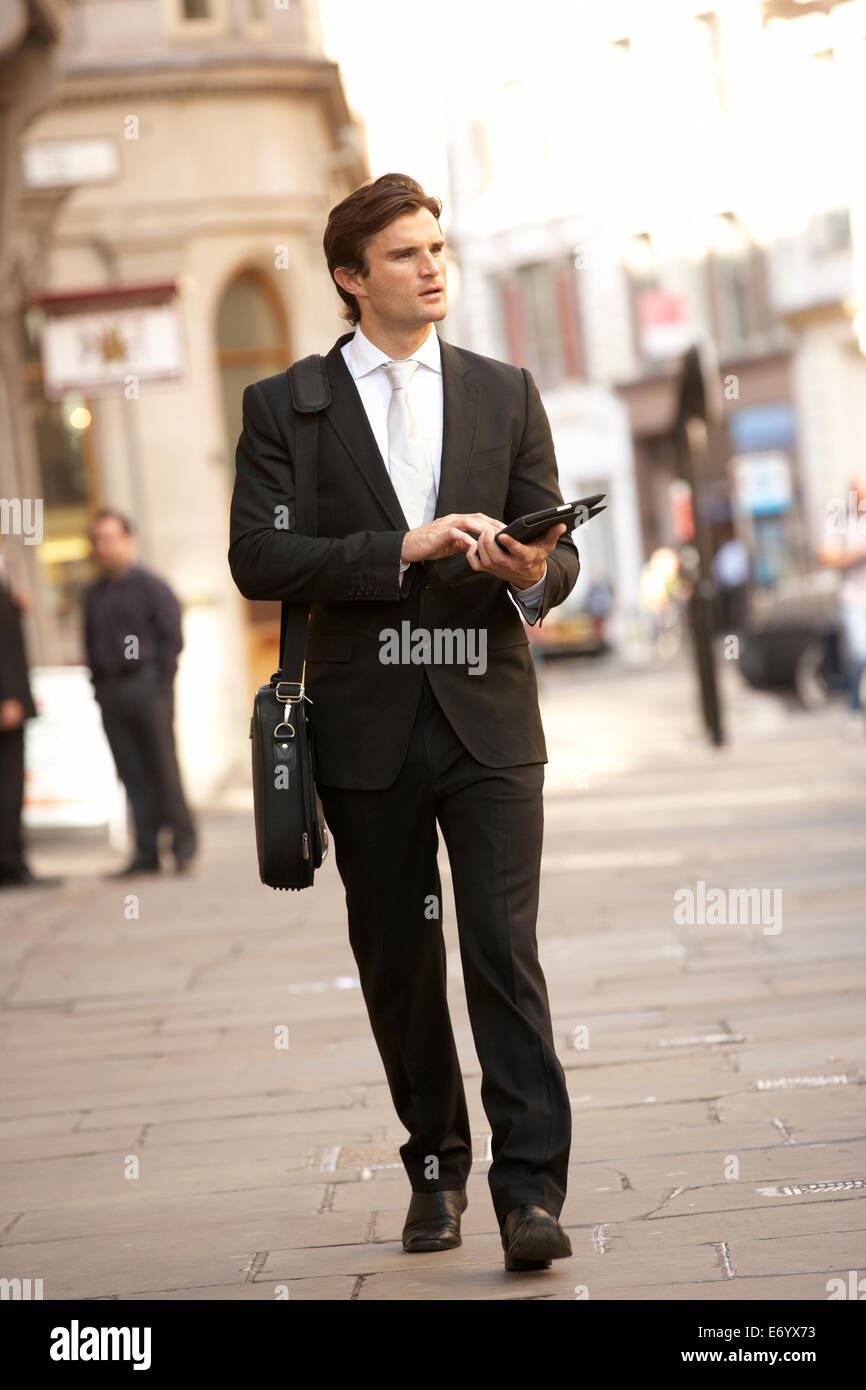 Geschäftsmann mit Tablet auf Straße Stockfoto