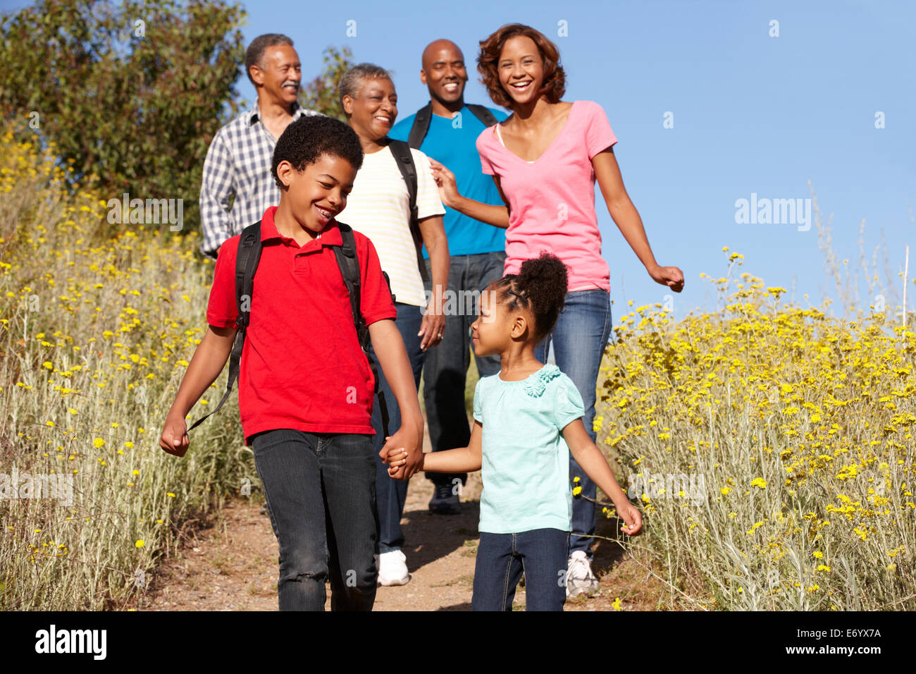 Mehr-Generationen-Familie auf Land-Wanderung Stockfoto