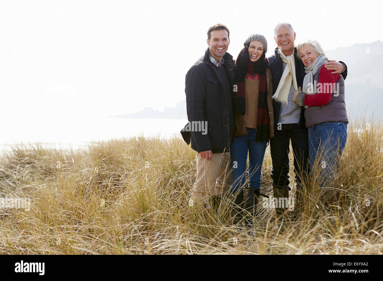 Eltern mit Erwachsenen Nachkommen stehen In Dünen Stockfoto