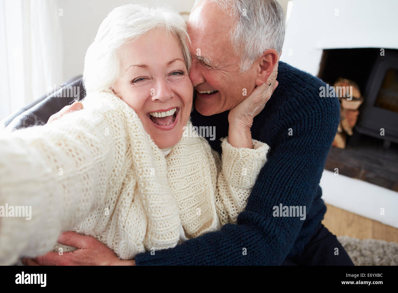 Älteres Paar auf Sofa sitzen und relaxen Stockfoto