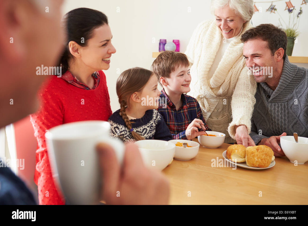 Multi-Generationen-Familie beim Mittagessen am Küchentisch Stockfoto